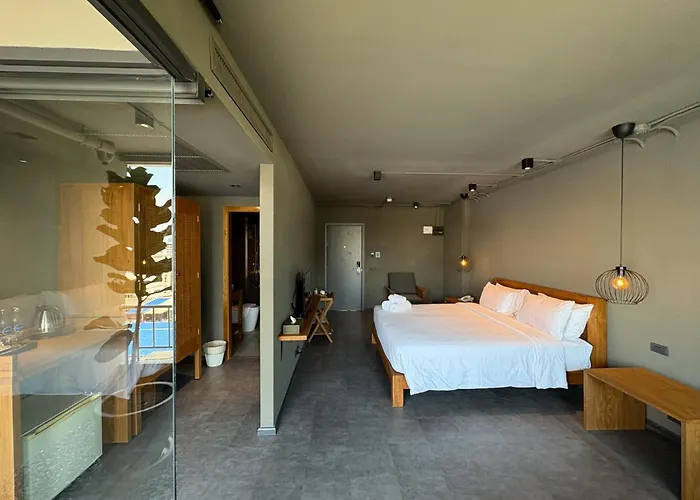 Centric Place Hotel